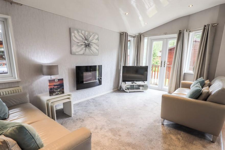 BUTTERMERE LODGE, pet friendly, with hot tub in Bowness-On-Windermere