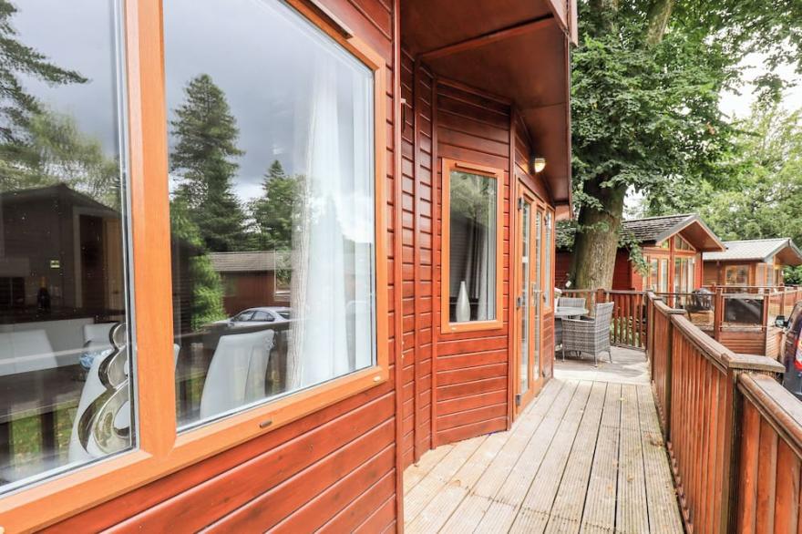 BUTTERMERE LODGE, pet friendly, with hot tub in Bowness-On-Windermere