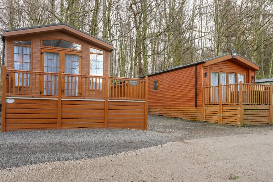 SQUIRRELS SNUG, family friendly, with hot tub in Windermere