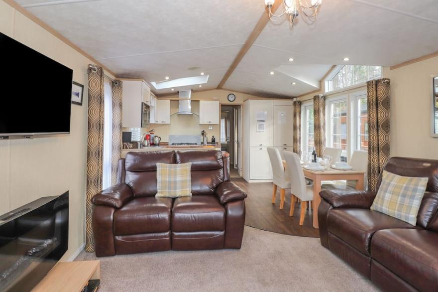 SQUIRRELS SNUG, family friendly, with hot tub in Windermere