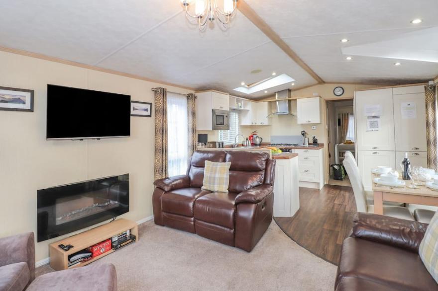 SQUIRRELS SNUG, family friendly, with hot tub in Windermere