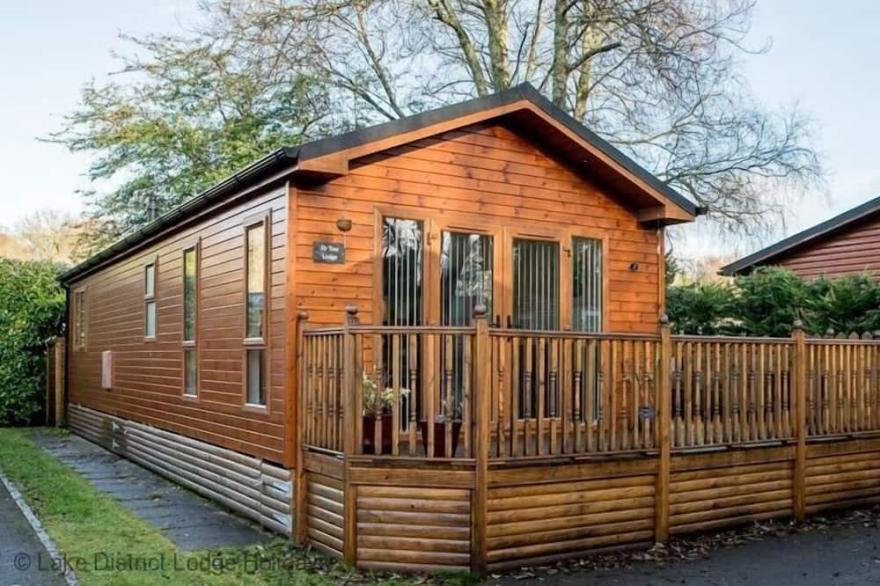 FIR TREE LODGE, pet friendly, with hot tub in Windermere