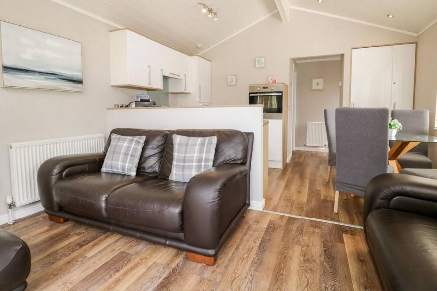 TROUTBECK LODGE, pet friendly, with hot tub in Windermere