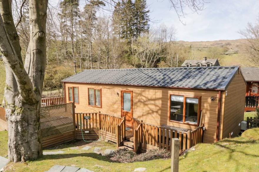 TROUTBECK LODGE, pet friendly, with hot tub in Windermere