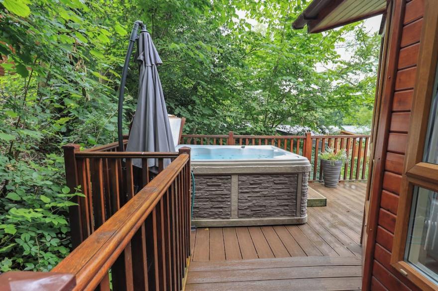ACORN BANK LODGE, pet friendly, with hot tub in Bowness-On-Windermere
