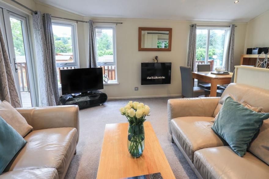 ACORN BANK LODGE, pet friendly, with hot tub in Bowness-On-Windermere