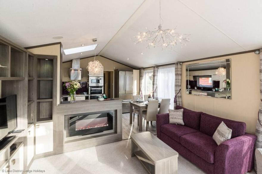 STICKLE GHYLL LODGE, family friendly, with hot tub in Windermere