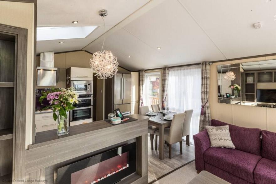 STICKLE GHYLL LODGE, family friendly, with hot tub in Windermere