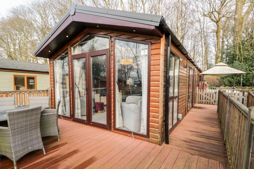 WOODPECKER LODGE, family friendly, with hot tub in Windermere