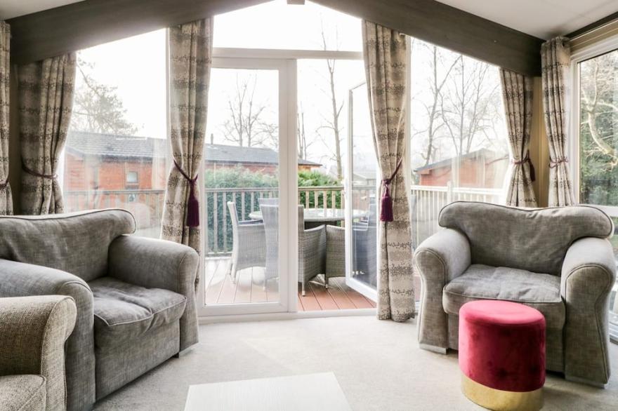 WOODPECKER LODGE, family friendly, with hot tub in Windermere