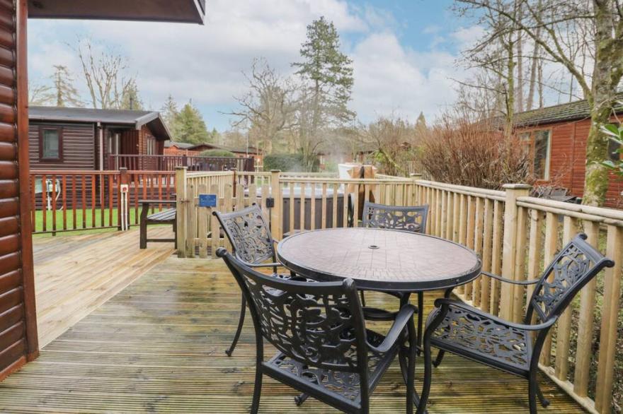 DAMSON LODGE, pet friendly, with hot tub in Windermere