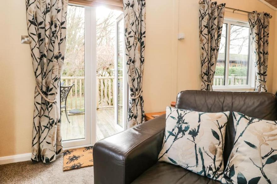 DAMSON LODGE, pet friendly, with hot tub in Windermere