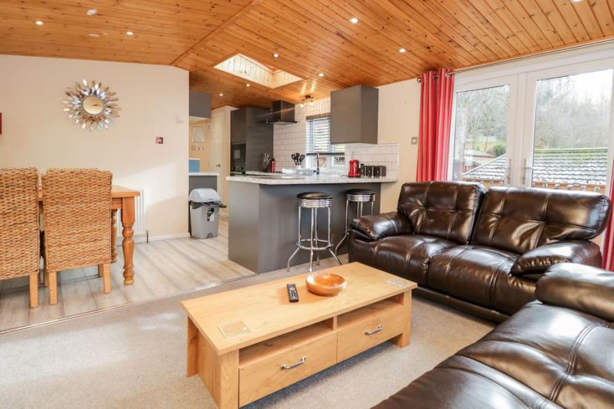 STRIDING EDGE LODGE, family friendly, with hot tub in Windermere