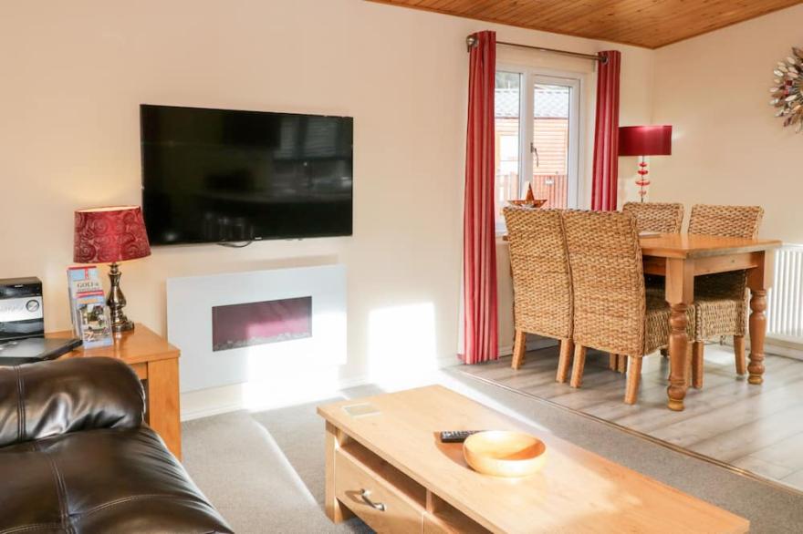 STRIDING EDGE LODGE, family friendly, with hot tub in Windermere
