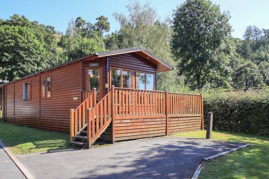 STRIDING EDGE LODGE, family friendly, with hot tub in Windermere
