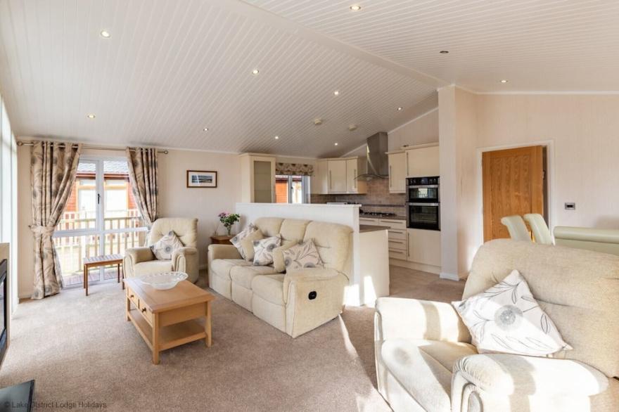 WATERBIRD, pet friendly, luxury holiday cottage in Windermere