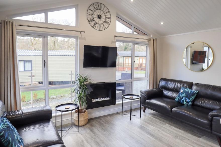 LAKESHORE LODGE, pet friendly, with hot tub in Windermere