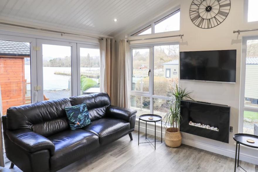 LAKESHORE LODGE, pet friendly, with hot tub in Windermere
