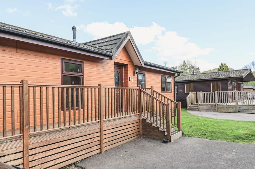 SUNNY BROW LODGE, pet friendly, with hot tub in Windermere