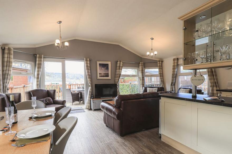 SUNNY BROW LODGE, pet friendly, with hot tub in Windermere