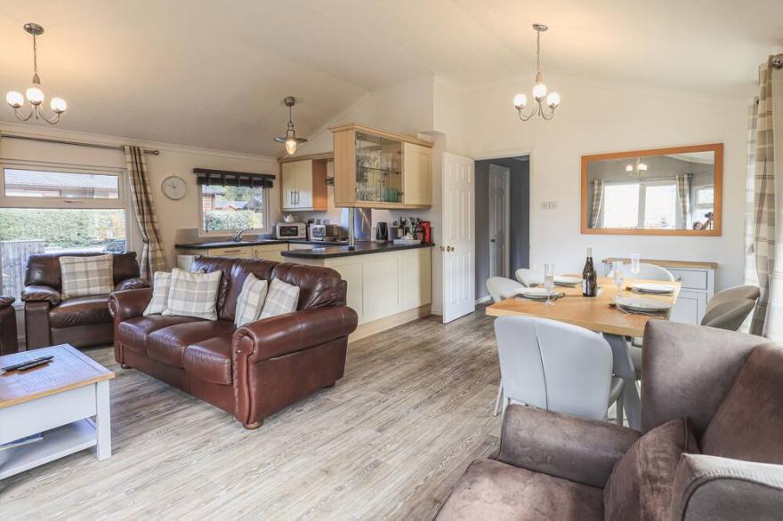 SUNNY BROW LODGE, pet friendly, with hot tub in Windermere