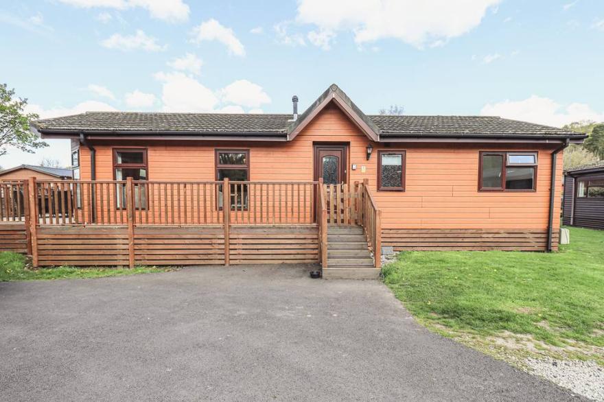 SUNNY BROW LODGE, pet friendly, with hot tub in Windermere