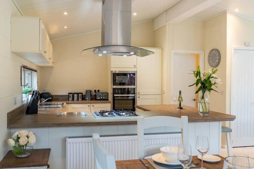 LANGDALE LODGE, pet friendly, luxury holiday cottage in Windermere