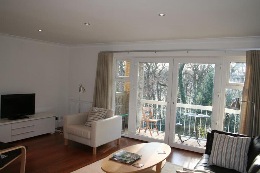 A home from home in a beautiful peaceful location very close to the city centre.