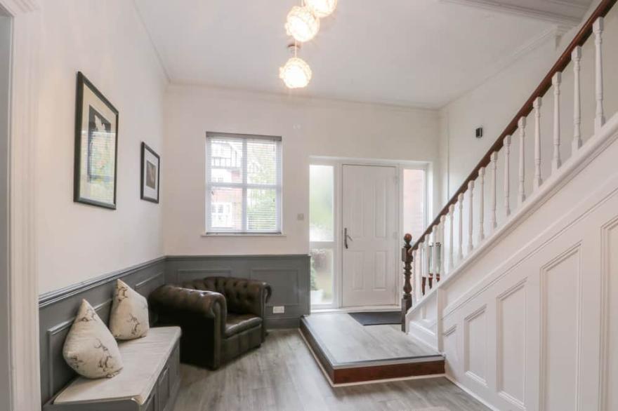 ROYAL VICTORIA HOUSE, pet friendly, with hot tub in Scarborough