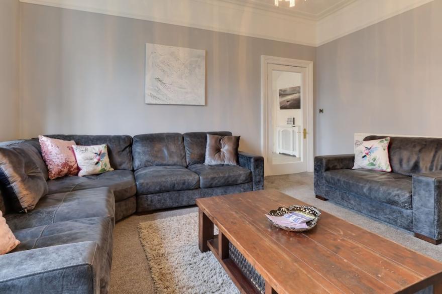 ROYAL VICTORIA HOUSE, pet friendly, with hot tub in Scarborough