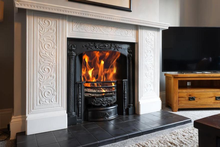 ROYAL VICTORIA HOUSE, pet friendly, with hot tub in Scarborough