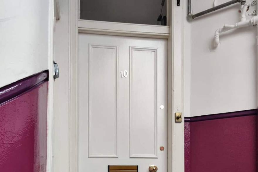 Traditional Cosy Stockbridge Flat