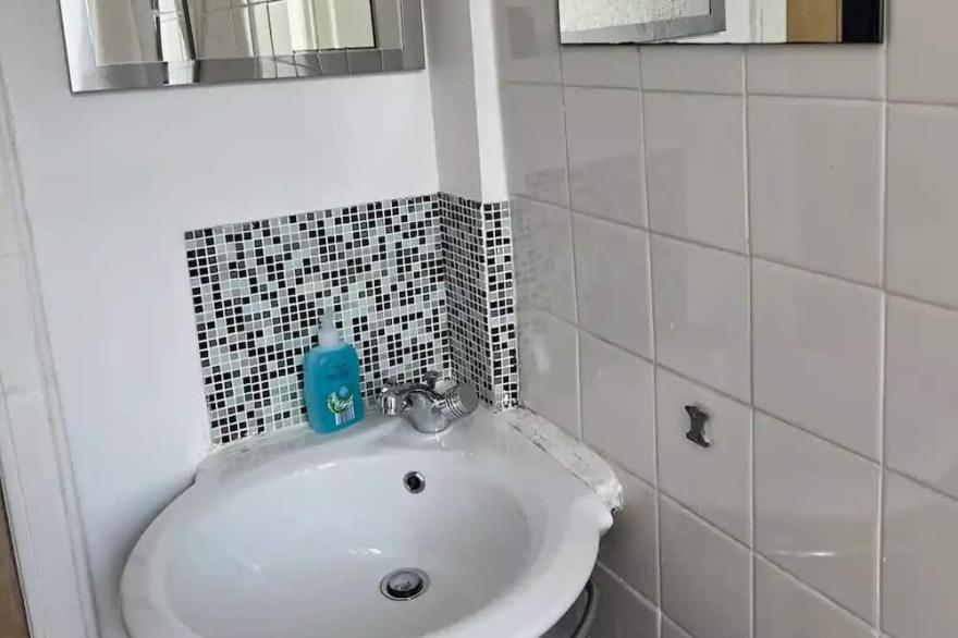 Traditional Cosy Stockbridge Flat