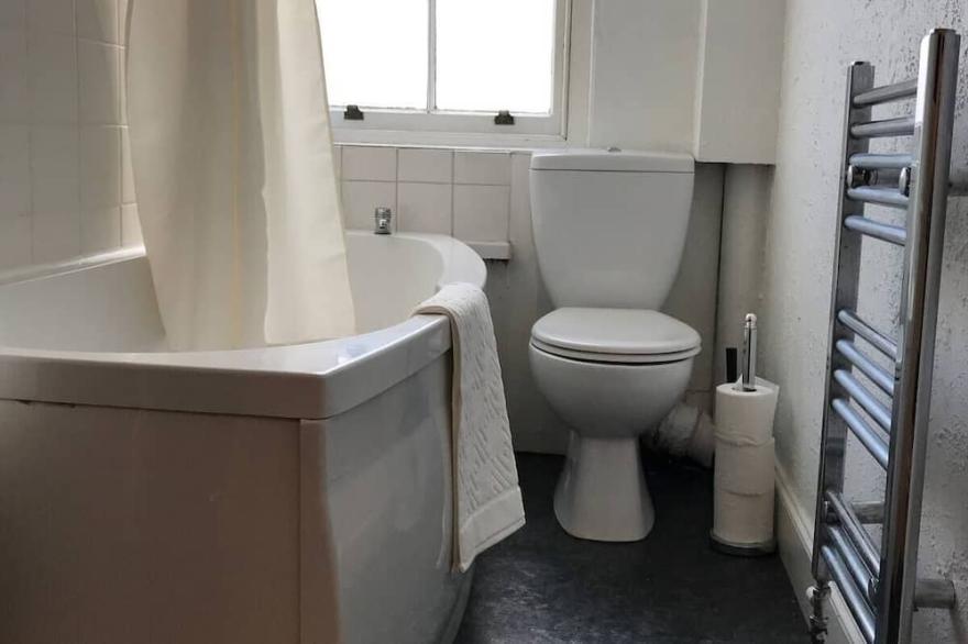 Traditional Cosy Stockbridge Flat