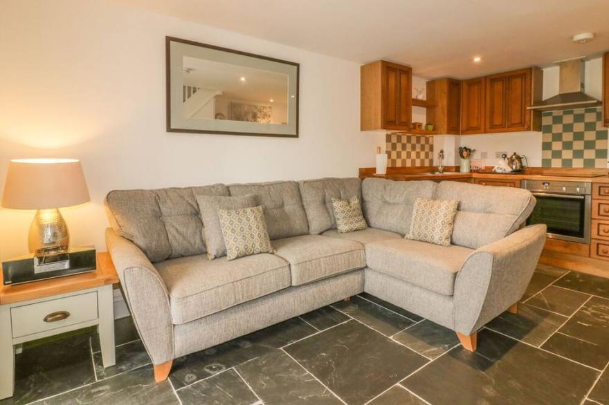 CRIFT FARM COTTAGE, pet friendly, with hot tub in Lanlivery, Cornwall