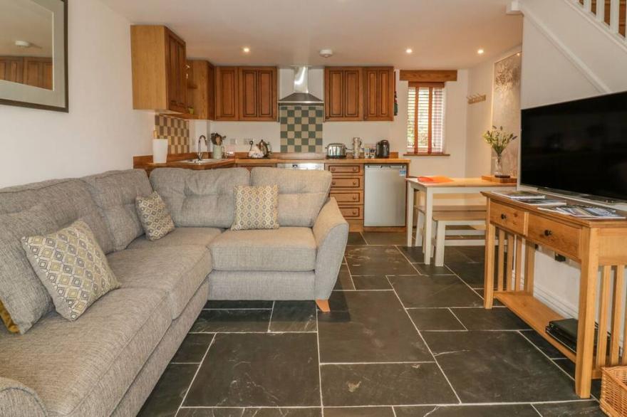 CRIFT FARM COTTAGE, pet friendly, with hot tub in Lanlivery, Cornwall