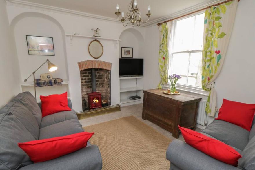 15 CLARENCE PLACE, pet friendly, character holiday cottage in Whitby