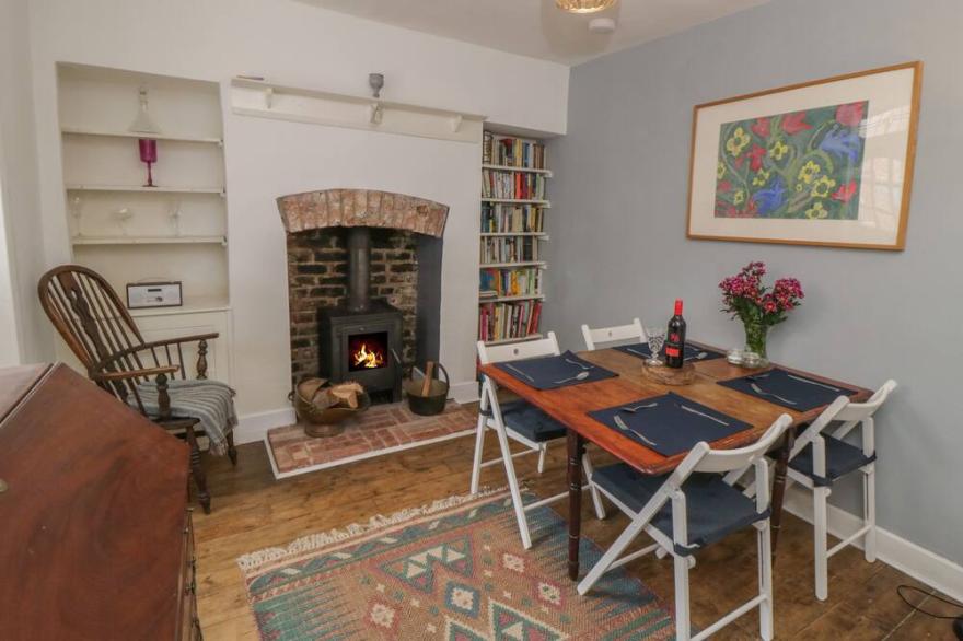 15 CLARENCE PLACE, pet friendly, character holiday cottage in Whitby