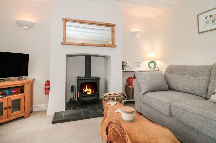 JASMINE COTTAGE, pet friendly, with open fire in Kilmington, Devon