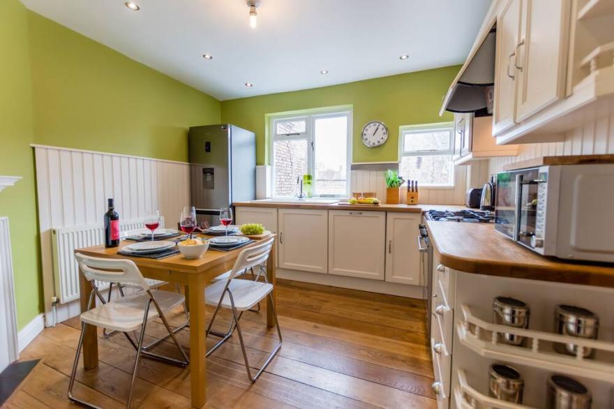 17 Blake Street - sleeps 7 guests  in 3 bedrooms