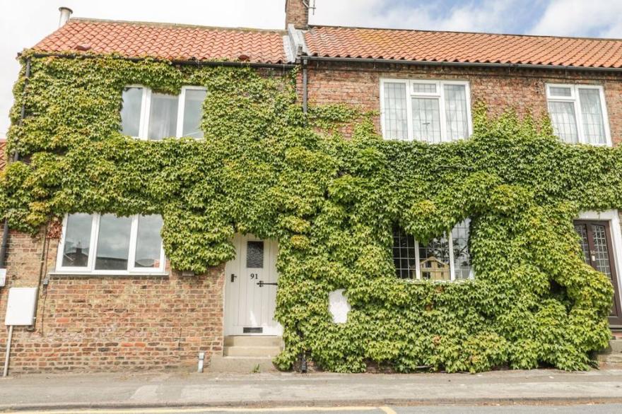 OLD MANOR COTTAGE, pet friendly, with a garden in Brandesburton