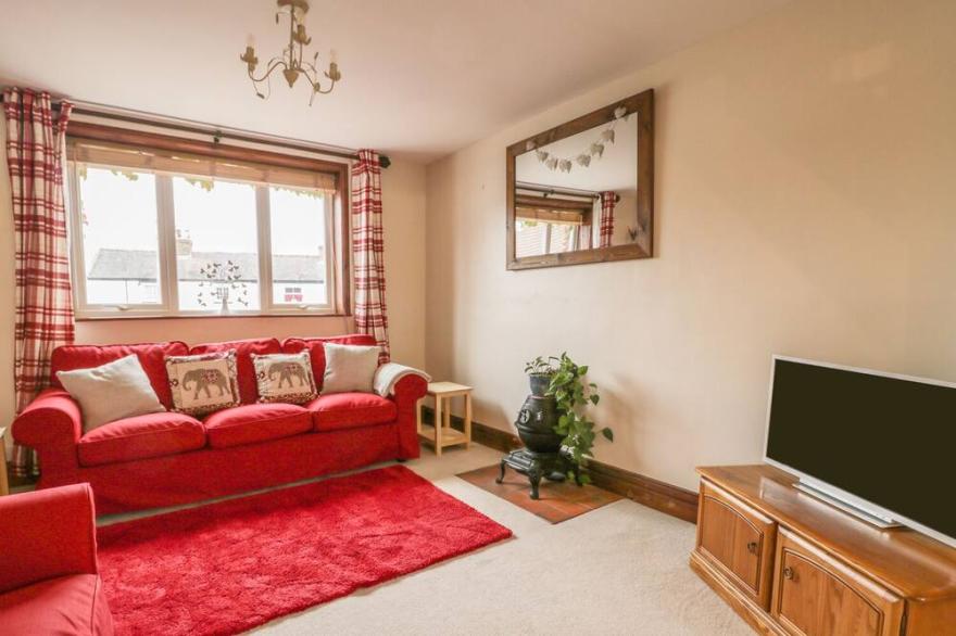 OLD MANOR COTTAGE, pet friendly, with a garden in Brandesburton