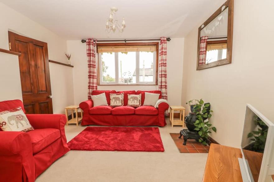 OLD MANOR COTTAGE, pet friendly, with a garden in Brandesburton