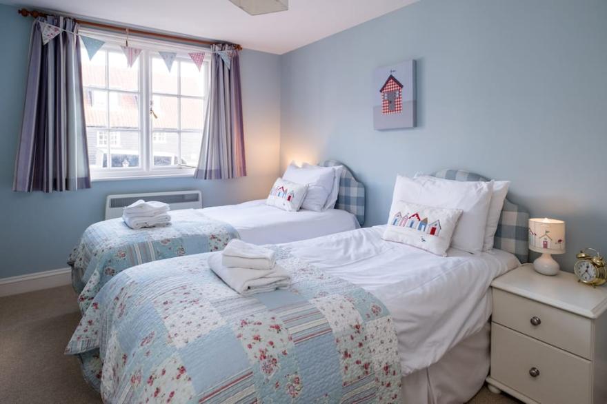 3 Ogilvie Lodge - sleeps 4 guests  in 2 bedrooms