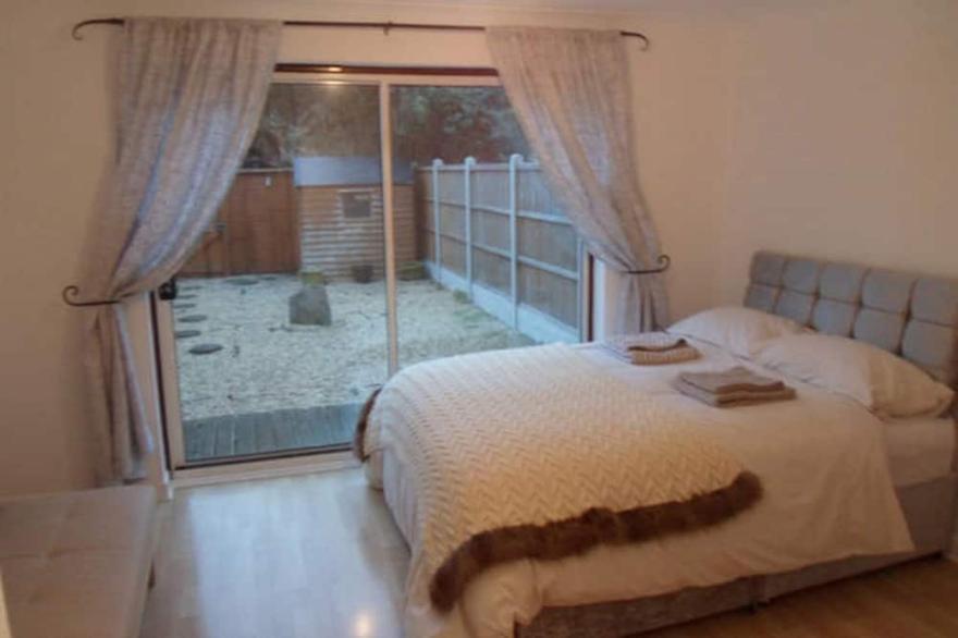 Lovely 2 bedroom home with great transport link to  Central London