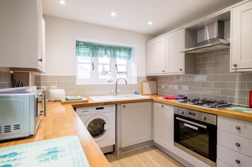 1 Roseanna Cottage - sleeps 4 guests  in 2 bedrooms