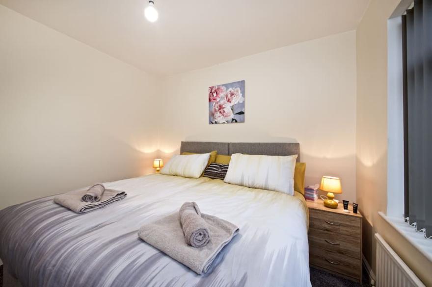 Cosy, Designer Home + Onsite Parking and garden