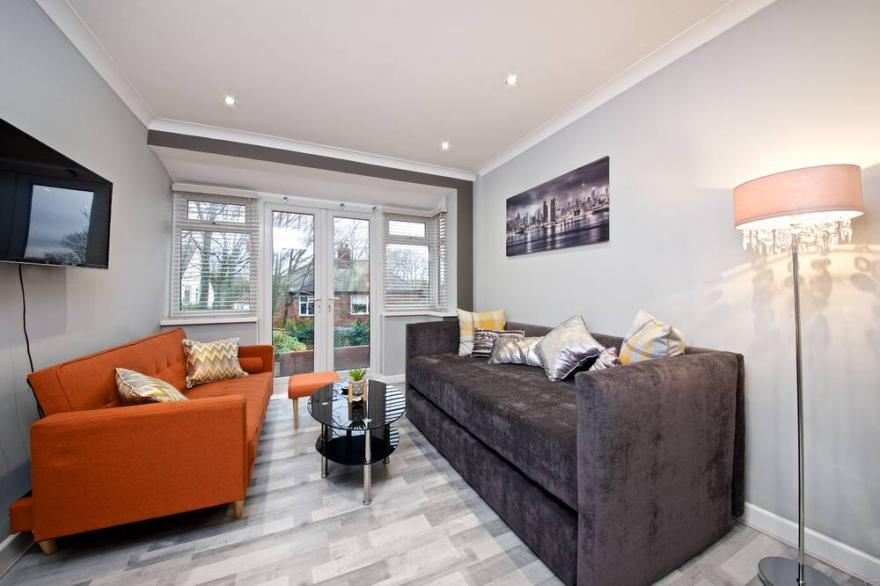 Cosy, Designer Home + Onsite Parking and garden