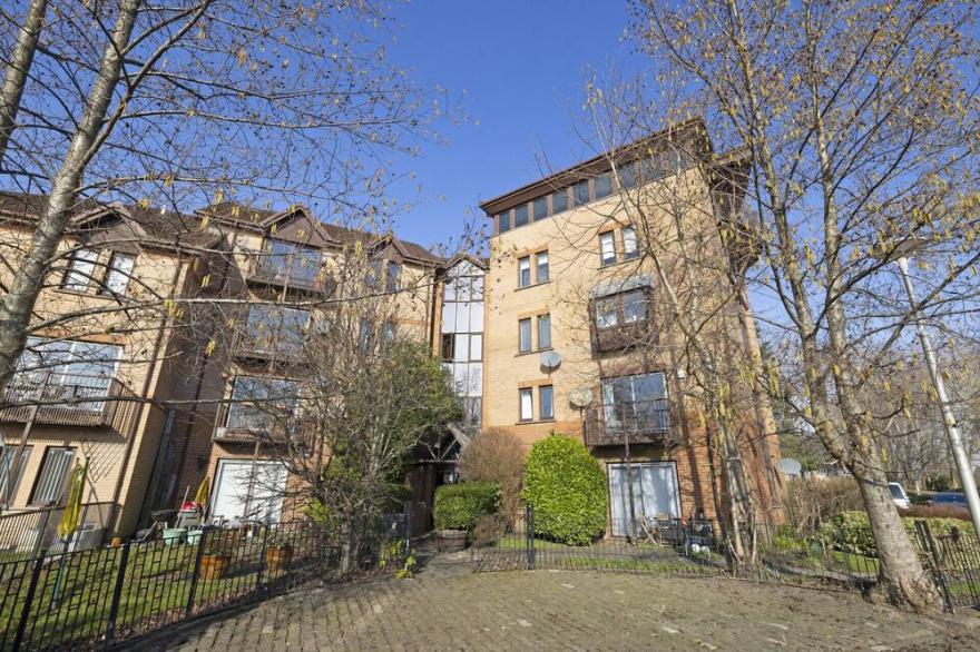 ALTIDO Bright 3-bed flat overlooking The Clyde