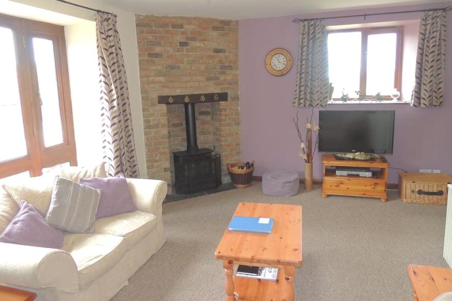 Delightful Cottage, indoor pool, family/pet friendly,  access to beaches & moors